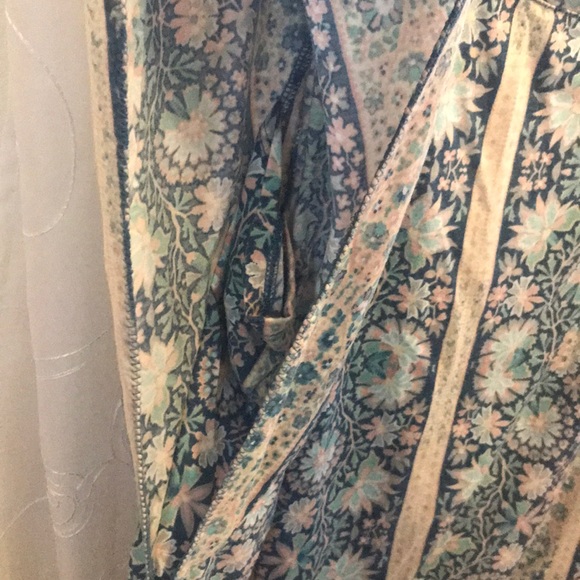 ❗️SOLD❗️Pretty pastel, floral print AE top - Picture 4 of 5